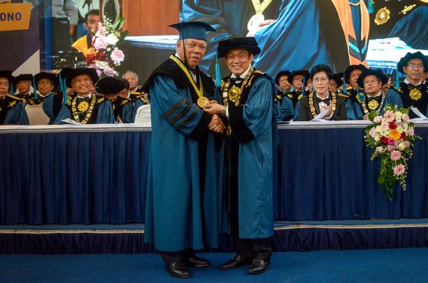 Basuki Hadimuljono Raih Doktor Kehormatan dari ITB