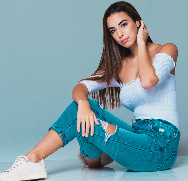 Bahannya yang nyaman dan kemudahan dalam melakukan padu padan menjadikan jeans sebagai fashion item favorit banyak orang. (Foto: Ilustrasi. Dok. Unsplash.com)