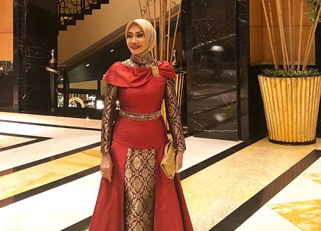 Kebaya seolah membuat kecantikan para wanita semakin terpancar. (Foto: Dok. Instagram/@okkyasokawatireal)