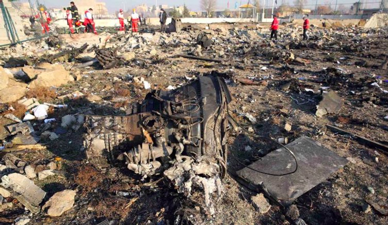 Puing pesawat Ukraina yang jatuh di Teheran, Iran. Foto: AFP