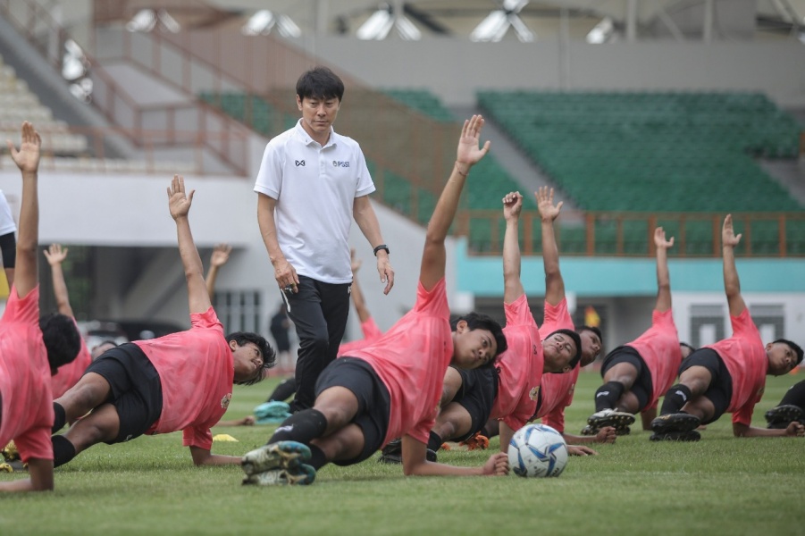 Shin Tae-yong memantau latihan Timnas Indonesia U-19 (Dok. PSSI)