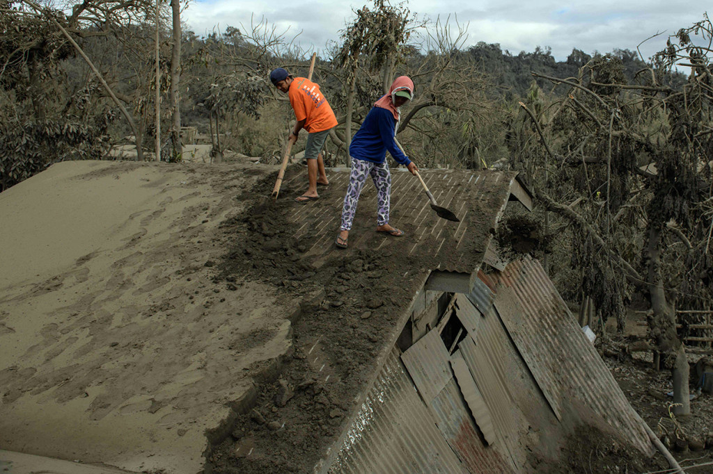Warga Selamatkan Harta Benda di Tengah Ancaman Gunung Taal