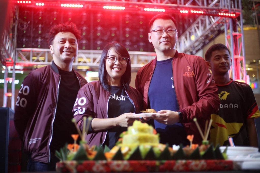 (kiri) Ketua Panitia Penyelenggara Piala Presiden Esports 2020 Giring Ganesha dan (ketiga dari kiri) CEO Indonesia Esports Premier League (IESPL) Ronny W. Sugiadha.