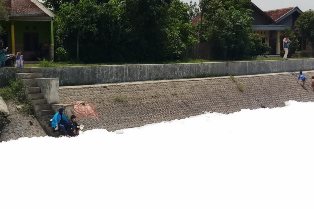 Sungai di Sidoarjo Tertutup Buih