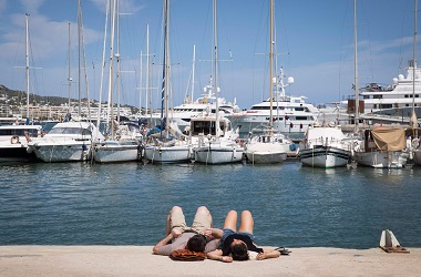 Spanyol Perketat Konsumsi Alkohol di Tiga Situs Wisata