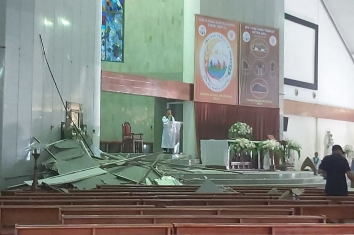 Jemaat Tertimpa Plafon Ambruk di Gereja MKK Meruya