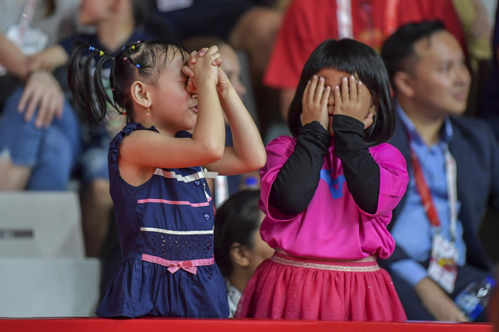 Potret Putri Ahsan/Hendra Berdoa untuk Sang Ayah