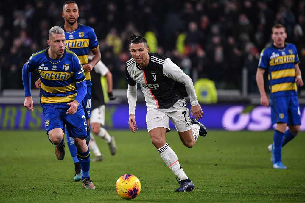 Dua gol Cristiano Ronaldo bawa juventus bungkam Parma (AFP/MARCO BERTORELLO)