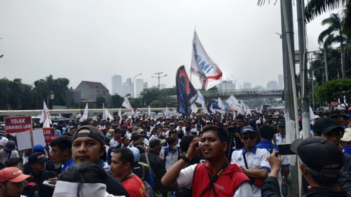 Massa Buruh Bertahan Meski Diguyur Hujan Deras