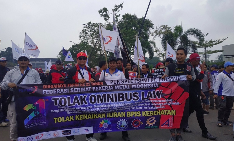 hundreds of workers have gathered at Gelora Bung Karno’s (GBK) in protesting Omnibus Law. Photo: Medcom.id/Ilham Pratama Putra