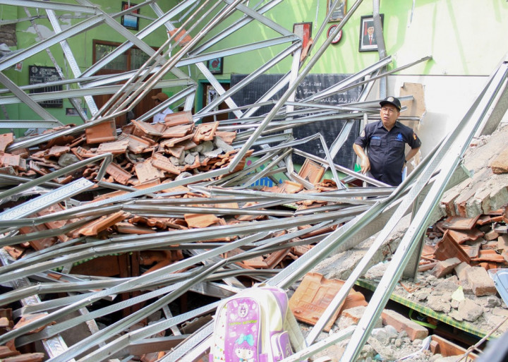 Diperbaiki Total 2017, Ruang Kelas SDN di Sampang Ambruk