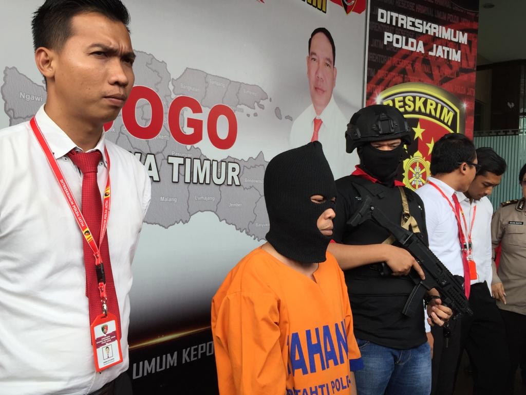 Penyidik Dirreskrimum Polda Jatim saat merilis kasus pencabulan anak laki-laki di Tulungagung, Jawa Timur, Senin, 20 Januari 2020. Medcom.id/Amaluddin