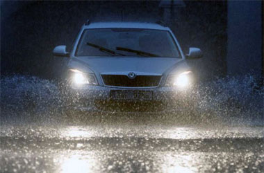 Pentingkah Rotasi Ban saat Musim Hujan?