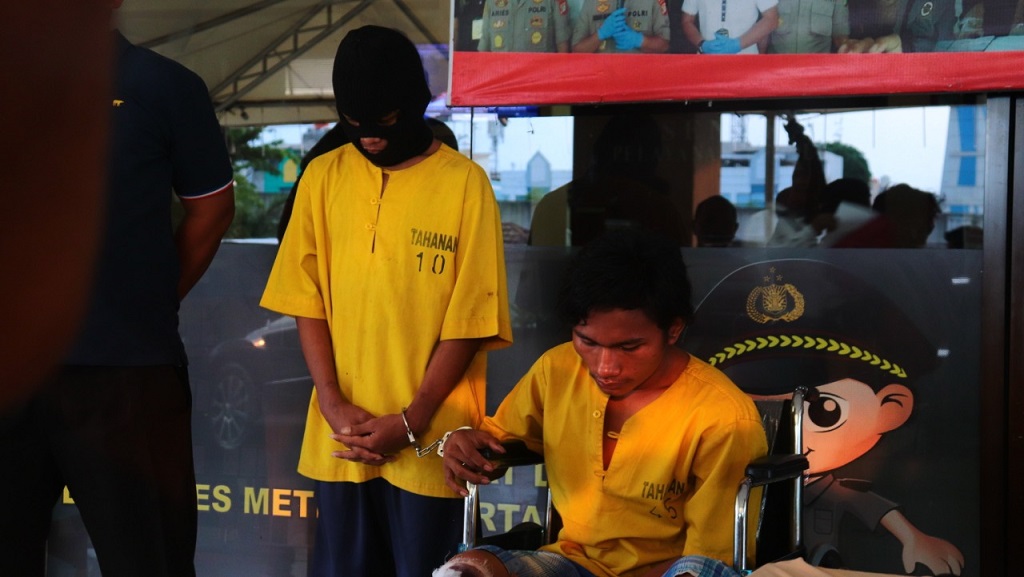 Dua pelaku begal sopir truk di Jembatan Exit Tol Plumpang-Tanjung Priok, Jakarta Utara. Foto: Yurike Budiman/Medcom.id