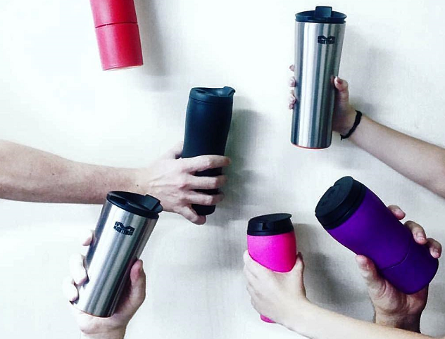 Tak seperti mug lain yang mudah penyok kalau kena bentur. The mighty mug ini tahan banting bila jatuh tidak akan rusak sedikit pun. (Foto: Dok. Instagram/@themightymug)