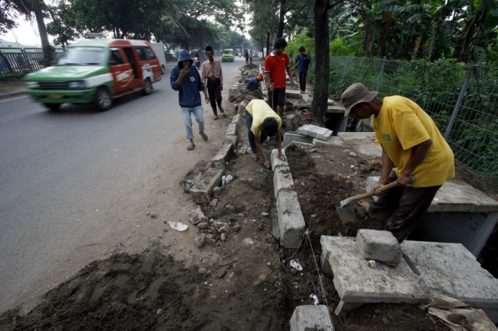 Pejalan Kaki Terjeblos Beton Penutup Saluran Air