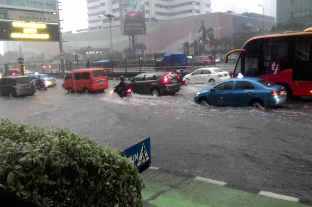 Banjir depan Wisma Mulia Jakarta. Twitter/TMCPoldaMetro