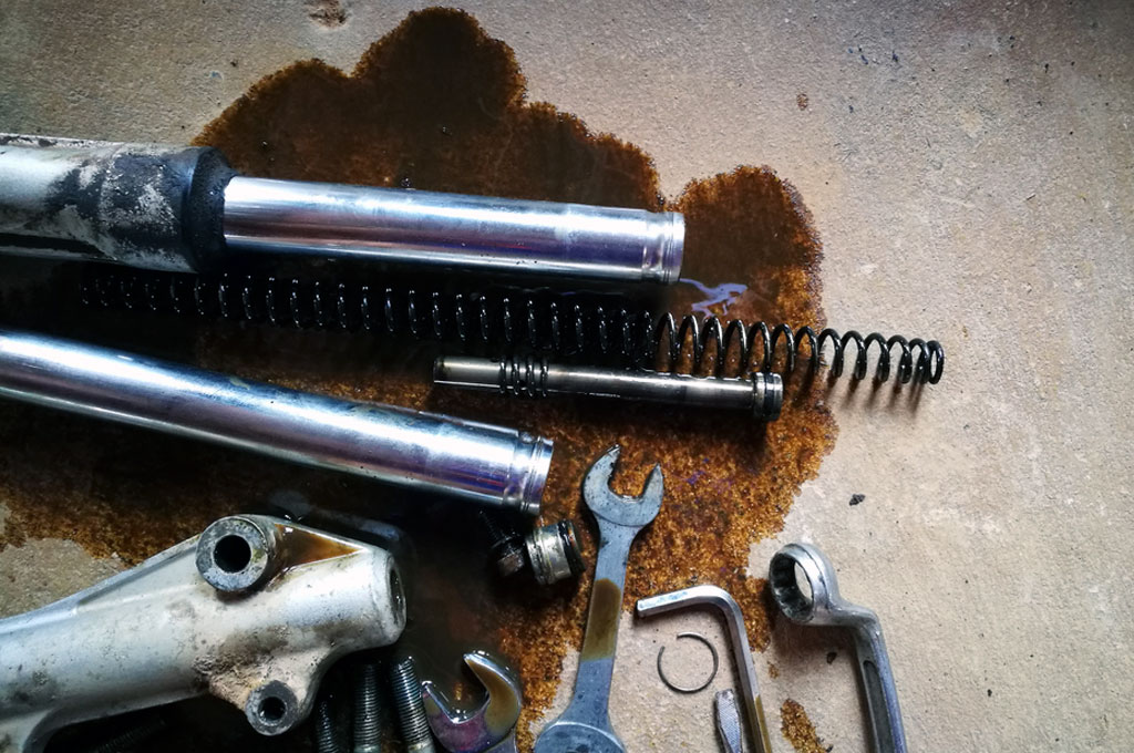 Kenali shocbreaker sepeda motor yang rusak dari rembesan oli yang keluar. SIS