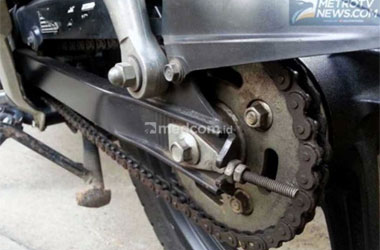Cara Menghilangkan Suara Rantai Motor Berisik saat Musim Hujan