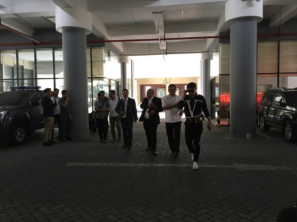 Adjie Notonegoro (AN) (kaca mata hitam) saat memenuhi panggilan penyidik Ditreskrimsus Polda Jatim terkait kasus MeMiles. (Foto: Medcom.id/Amaluddin)