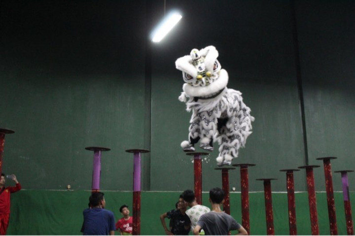 Jelang Imlek, Pemain Barongsai Kebanjiran Order