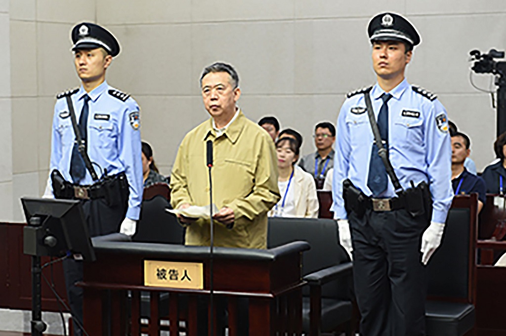 Meng Hongwei (tengah) dalam persidangan di Tianjin, Tiongkok, 20 Juni 2019. (Foto: AFP/Tianjin No.1 Intermediate Court)