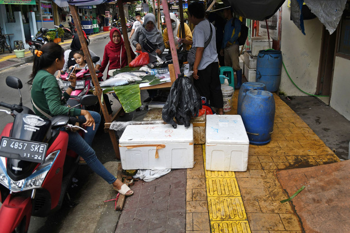 Trotoar di Rawa Belong Dipenuhi PKL dan Parkir Liar