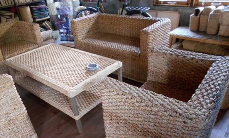 Furnitur yang dibuat menggunakan eceng gondok. Foto: Antara