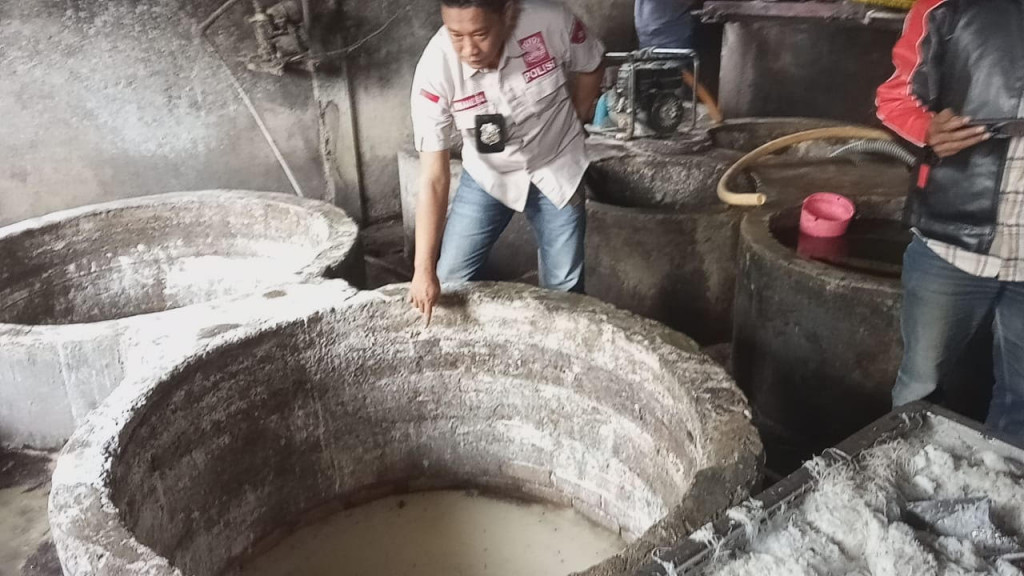  Polisi saat menggeledah pabrik mi soun di Kabupaten Banyuasin, Sumsel. Foto: Istimewa