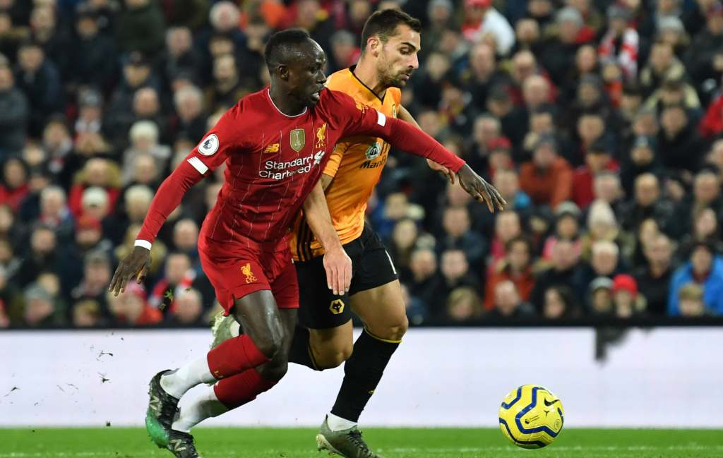 Aksi winger Liverpool Sadio Mane (depan) berduel dengan bek Wolverhampton Ruben Vinagre (belakang) (Foto: AFP/Paul Ellis)