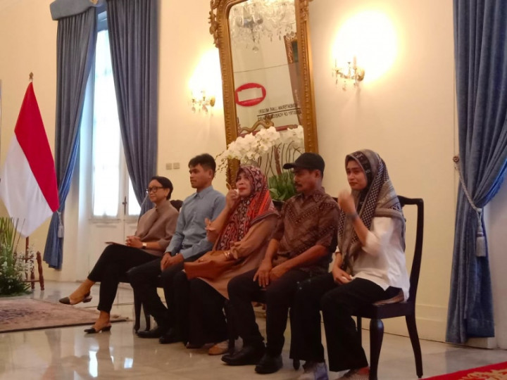 Menlu Kembali Serahkan WNI Eks Sandera Kepada Keluarga