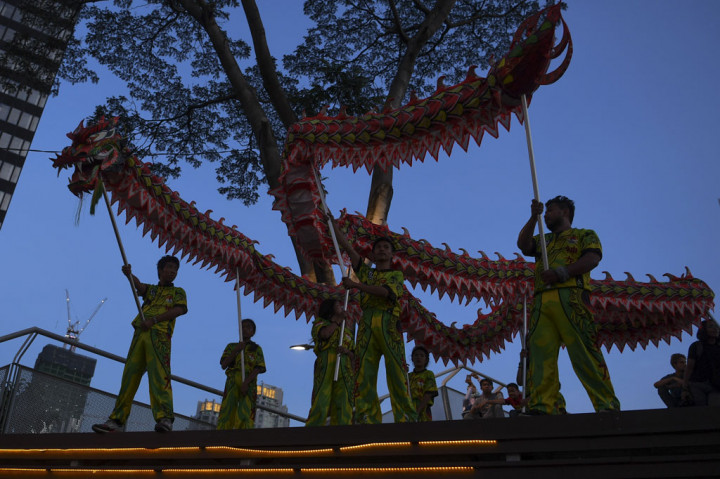 Naga Raksasa Meliuk-liuk di Dukuh Atas dan Bundaran HI