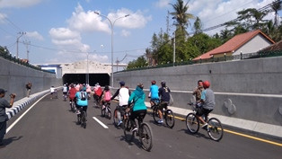 Warga Bersepeda di <i>Underpass</i> YIA