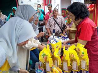 Vihara di Cirebon Gelar Pasar Murah Jelang Imlek