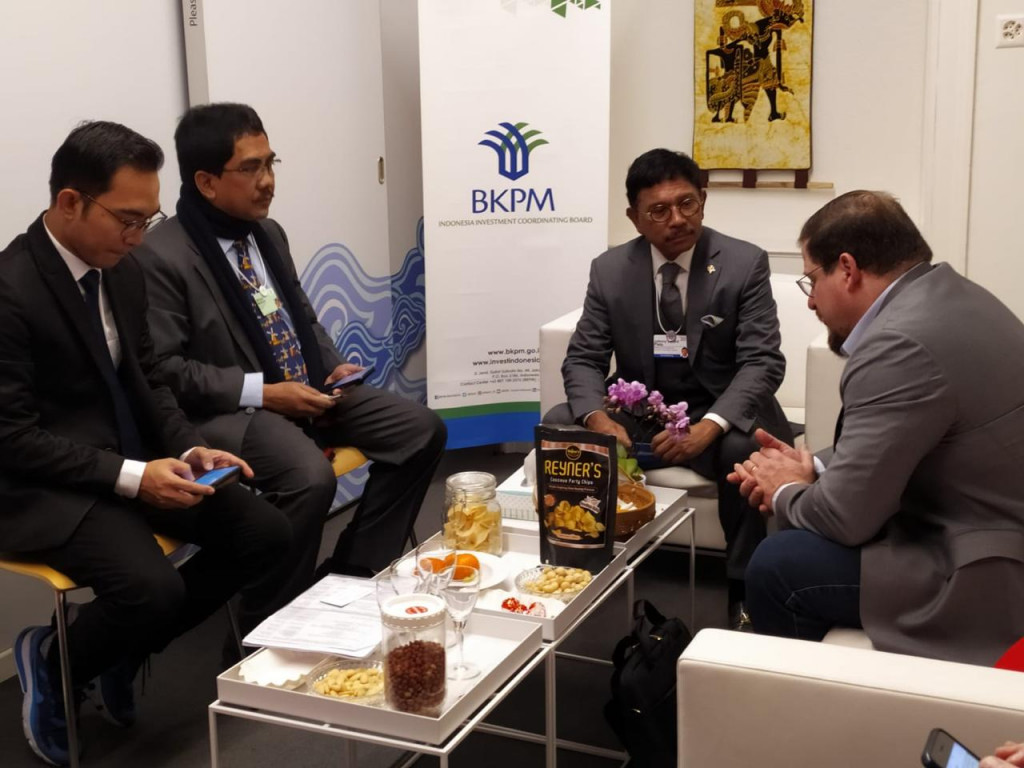 (ketiga dari kiri) Menkominfo Johnny G Plate berbincang dengan President Qualcomm, Cristianno Amon di rangkaian World Economic Forum (WEF) 2020 di Davos, Swiss.