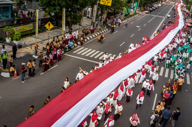 Sejumlah peserta mengirab bendera Merah Putih sepanjang 540 meter saat mengikuti Kirab Kebangsaan Merah Putih di Semarang, Jawa Tengah.