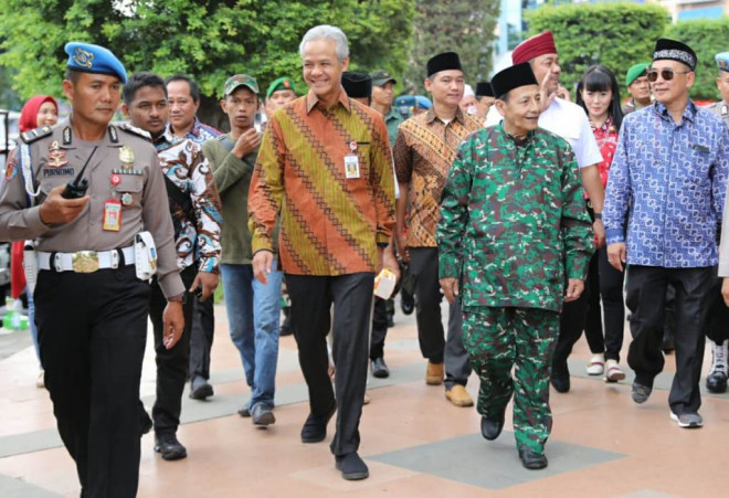 Anggota Wantimpres Habib Luthfi bin Yahya bersama Gubernur Jawa Tengah, Ganjar Pranowo, di Lapangan Simpanglima, Semarang, Jawa Tengah. (Foto: Istimewa)