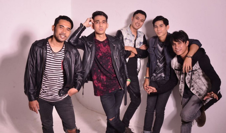 Naga Mundur sebagai Vokalis Band Lyla