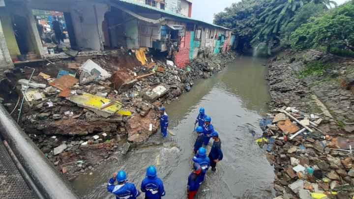 Lima Kios di Bantaran Kali PHB Haji Ten Jaktim Longsor