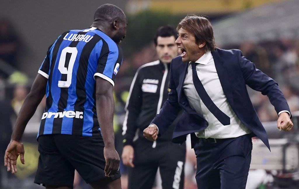 Momen selebrasi Romelu Lukaku dengan Antonio Conte (kanan) (Foto: AFP/Marco Bertorello)