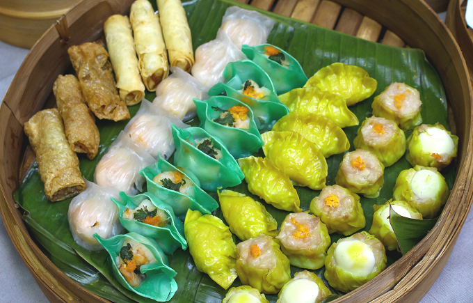 Menikmati sore dengan hangatnya dimsum dan teh hangat. (Foto: Dok. Ambhara Hotel)