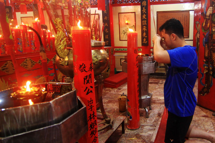 Sembahyang Akhir Tahun di Malam Imlek