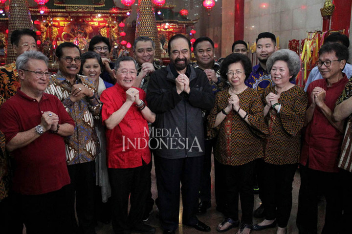 Jelang Imlek, Surya Paloh Kunjungi Klenteng Xian Ma Makassar