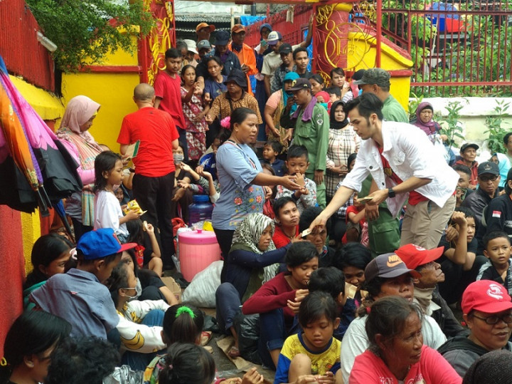 Warga Jadikan Imlek Momen Berbagi