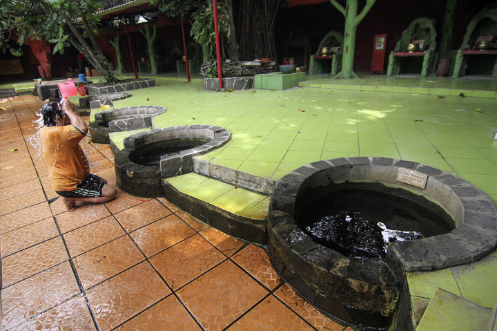 Ritual Mandi Tujuh Sumur Saat Tahun Baru Imlek