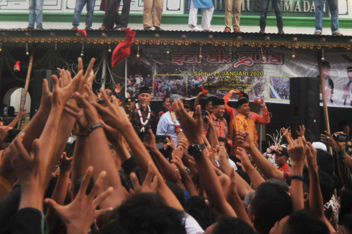 Ribuan Warga Padang Ikuti Tradisi Serak Gulo