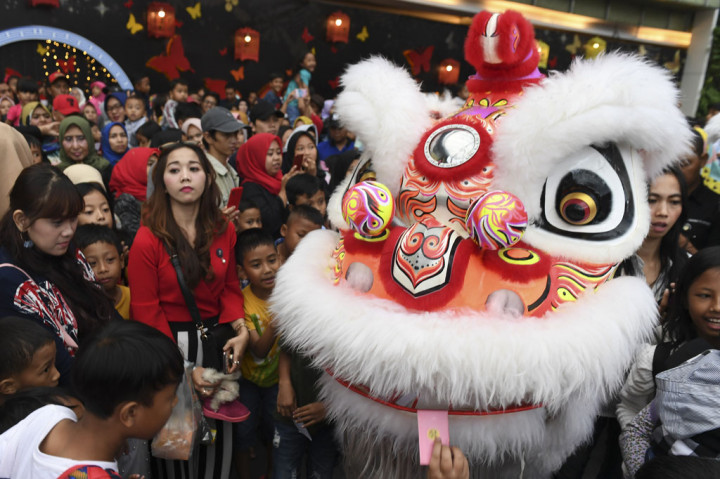 Atraksi Barongsai Meriahkan Tahun Baru Imlek 2571