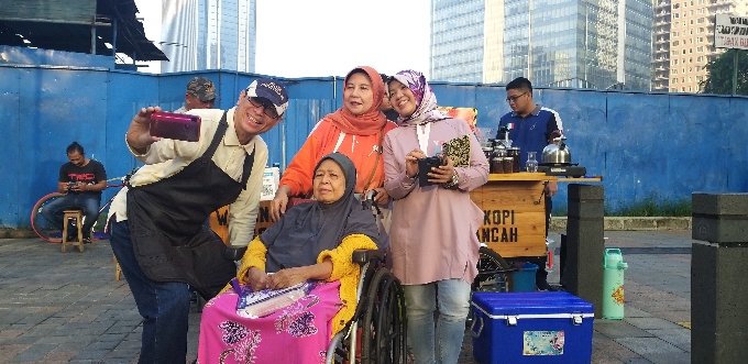 Promosikan Diri, Nurmansyah Jualan Kopi di CFD