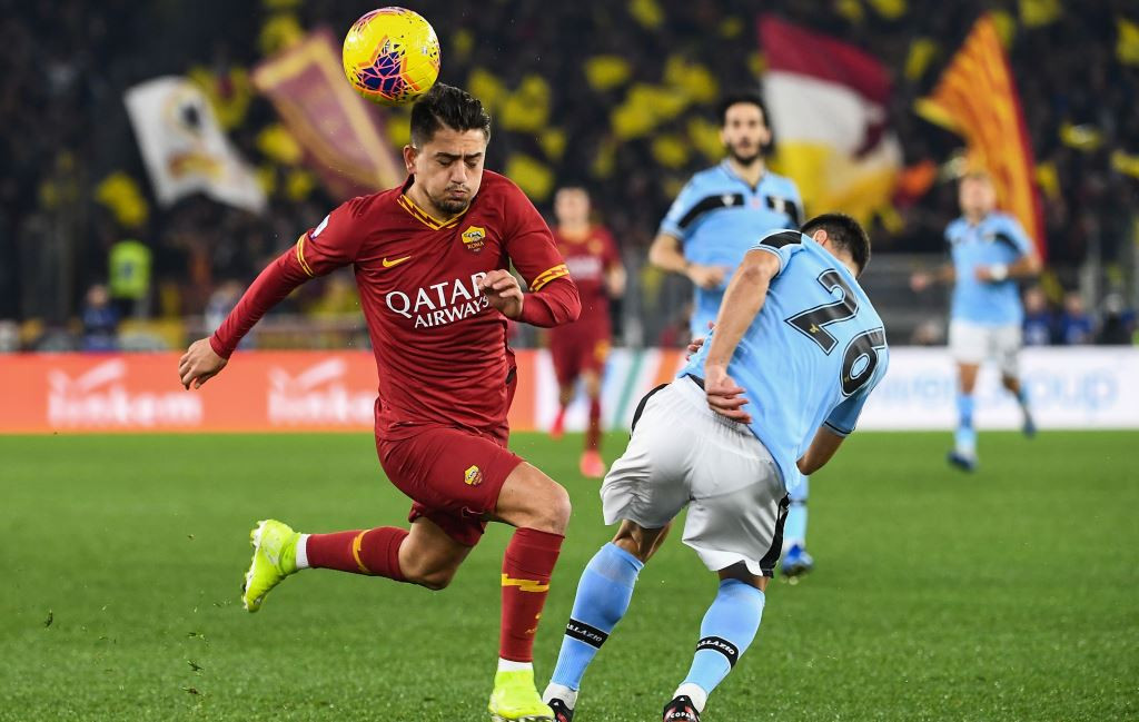 Aksi Penyerang AS Roma Cengiz Under (kiri) melewati adangan bek Lazio Stefan Radu (kanan) (Foto: AFP/Vincenzo Pinto)