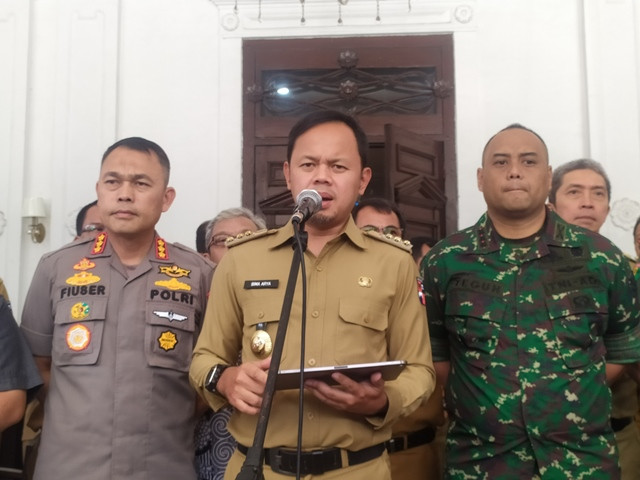 ali Kota Bogor, Bima Arya Sugiarto (tengah) di Balaikota Bogor, Jawa Barat, Senin, 27 Januari 2020. Medcom.id/ Rizky Dewantara